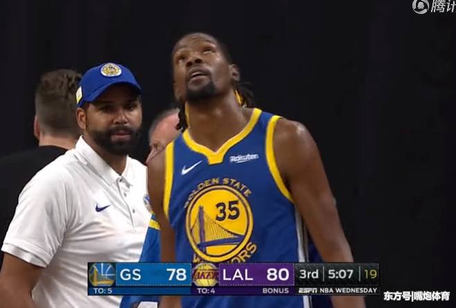  勇士险胜雷霆终结连败颓势  